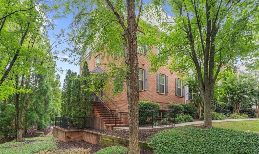 2 bedroom, 3 bathroom, 1,200 sq ft townhouse for sale at 199 Le Gran Court, Sandy Springs, GA 30328