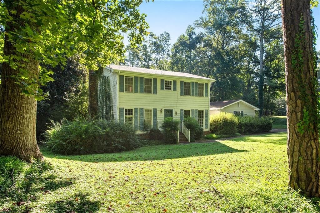 4 bedroom, 3 bathroom, 2,402 sq ft single family residence for sale at 1255 Lake Charles Drive, Roswell, GA 30075 — photo 3