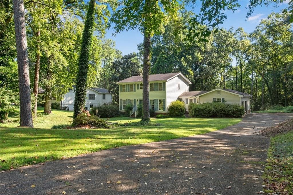 4 bedroom, 3 bathroom, 2,402 sq ft single family residence for sale at 1255 Lake Charles Drive, Roswell, GA 30075 — photo 4
