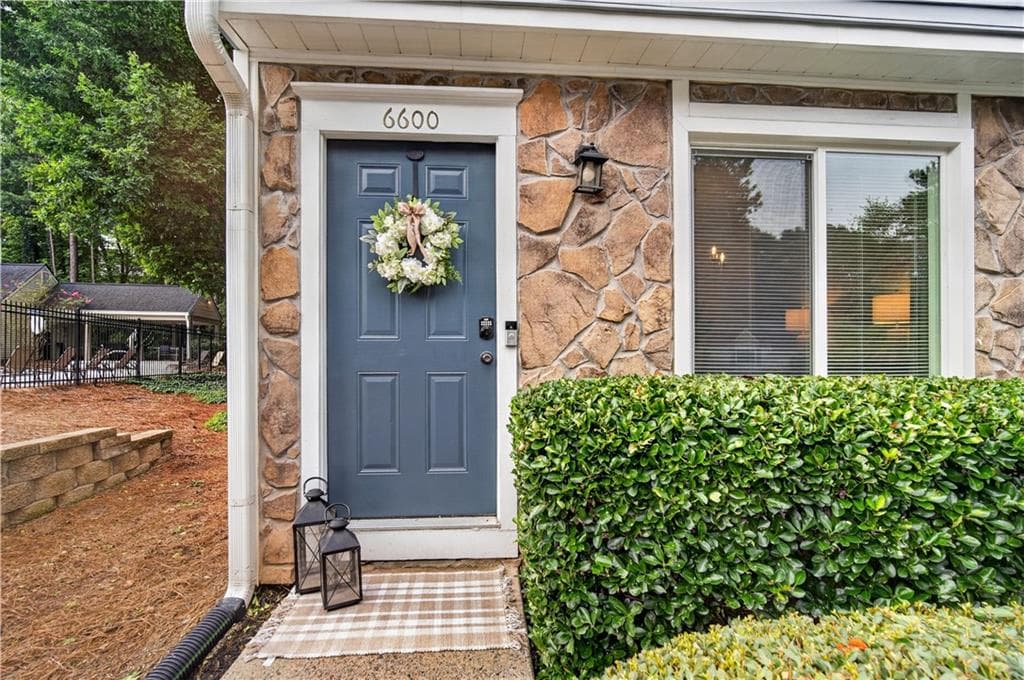 2 bedroom, 3 bathroom, 1,136 sq ft townhouse for sale at 6600 Autumn Trace Drive, Peachtree Corners, GA 30092 — photo 6