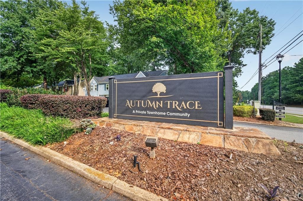 2 bedroom, 3 bathroom, 1,136 sq ft townhouse for sale at 6600 Autumn Trace Drive, Peachtree Corners, GA 30092 — photo 5