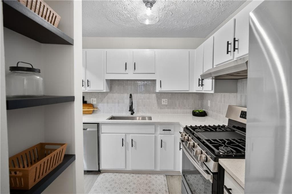 2 bedroom, 3 bathroom, 1,136 sq ft townhouse for sale at 6600 Autumn Trace Drive, Peachtree Corners, GA 30092 — photo 3