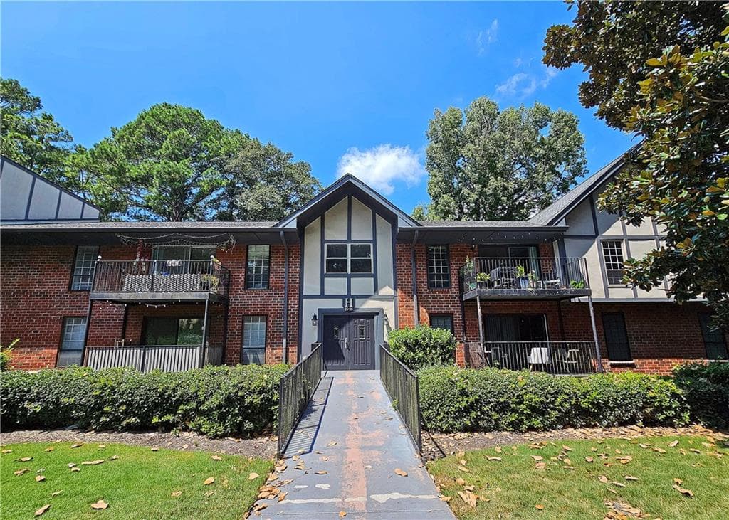 2 bedroom, 2 bathroom, 1,206 sq ft home for sale at 6851 Roswell Road H-31, Sandy Springs, GA