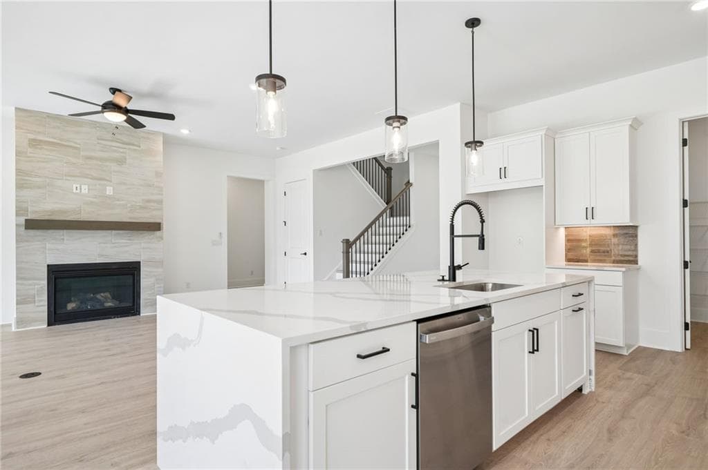 5 bedroom, 5 bathroom, 3,351 sq ft single family residence under contract at 212 Regester Way, Peachtree City, GA 30269 — photo 3