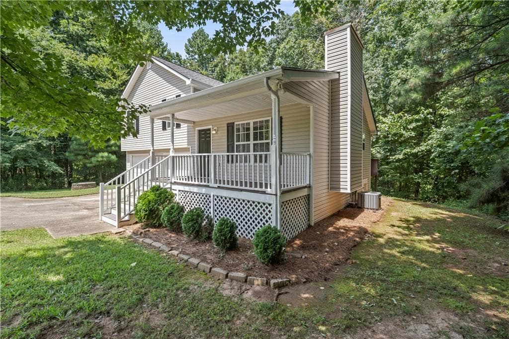 3 bedroom, 2 bathroom, 1,308 sq ft single family residence under contract at 2800 Tumblewood Trail, Gainesville, GA 30507