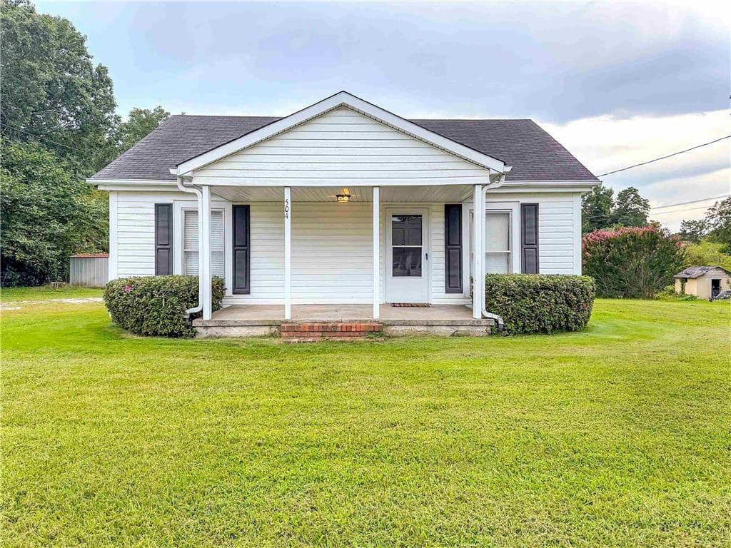 2 bedroom, 1 bathroom, 1,092 sq ft single family residence for rent at 504 Turner Avenue, Palmetto, GA 30268 for $1,500 a month — photo 1 of 12