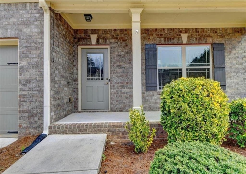 5 bedroom, 4 bathroom, 3,936 sq ft single family residence for sale at 1376 Castleberry Drive, Buford, GA 30518 — photo 2
