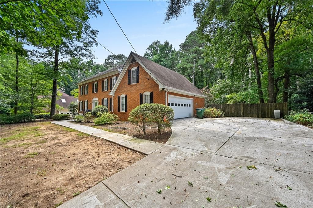 5 bedroom, 4 bathroom, 4,036 sq ft single family residence for sale at 85 Shadow Lake Drive, Lilburn, GA 30047 — photo 3