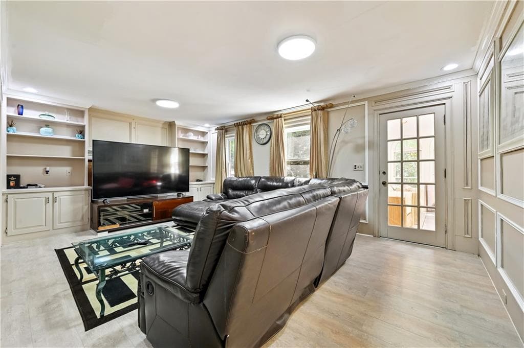 5 bedroom, 4 bathroom, 4,036 sq ft single family residence for sale at 85 Shadow Lake Drive, Lilburn, GA 30047 — photo 7