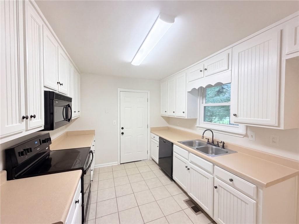 3 bedroom, 3 bathroom, 1,827 sq ft single family residence for sale at 1784 Deer Court, Monroe, GA 30656 — photo 2