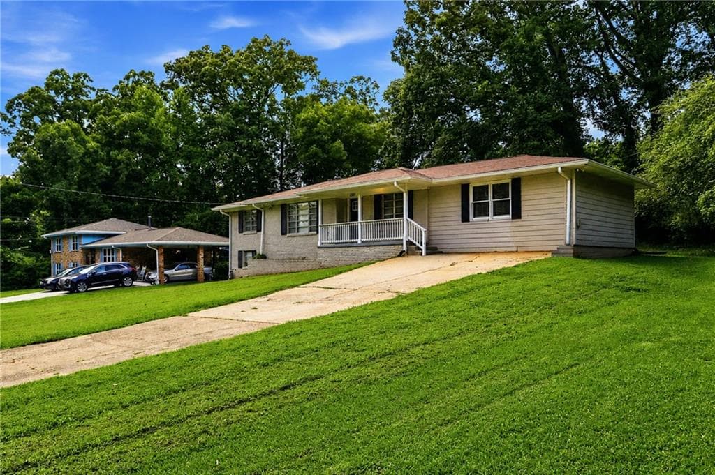 4 bedroom, 2 bathroom, 2,215 sq ft single family residence for sale at 2881 Treadway Drive, Decatur, GA 30034 — photo 2