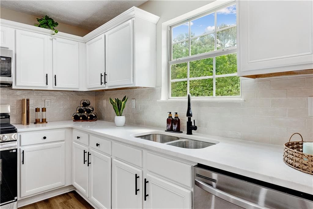 5 bedroom, 3 bathroom, 3,096 sq ft single family residence for sale at 5654 Laurel Ridge Drive, East Point, GA 30344 — photo 10