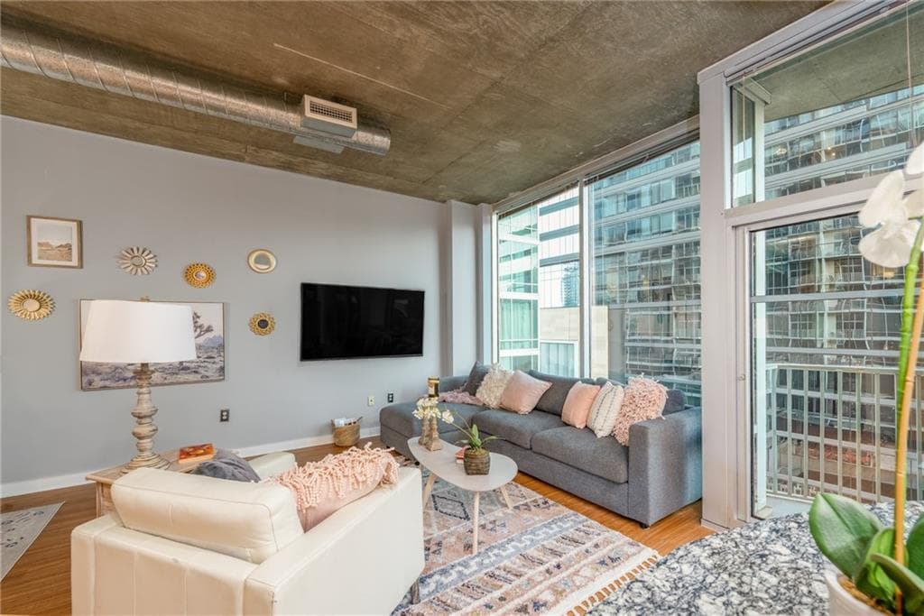 1 bedroom, 1 bathroom, 754 sq ft condominium for sale at 923 Peachtree Street 825, Atlanta, GA 30309 — photo 3