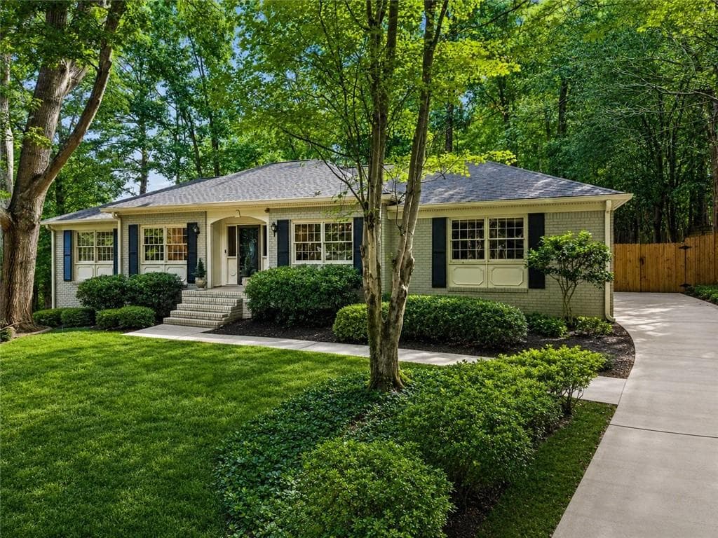 3 bedroom, 2 bathroom, 1,657 sq ft single family residence for sale at 2338 Jay Lane, Smyrna, GA 30080 — photo 2