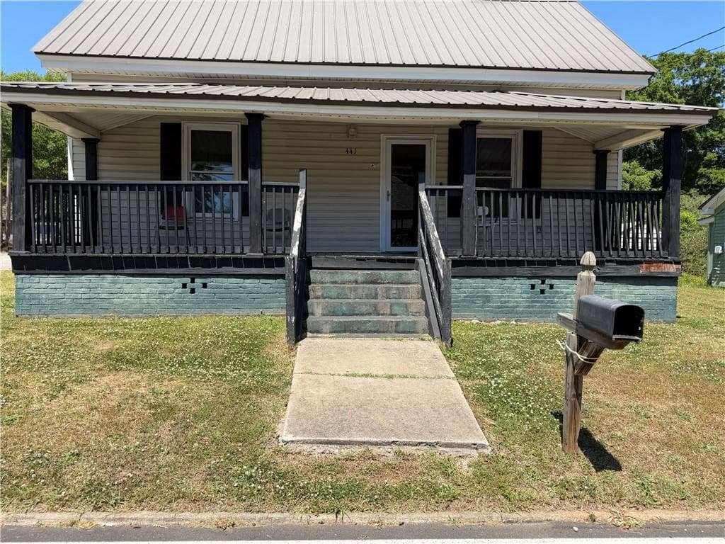 2 bedroom, 1 bathroom, 981 sq ft single family residence for sale at 441 W Cherry Street, Griffin, GA 30223