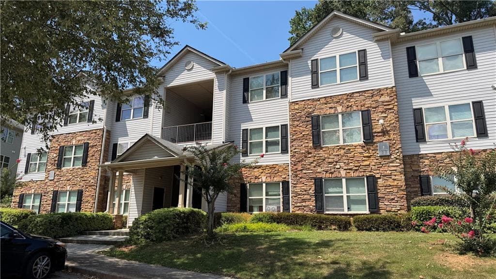 3 bedroom, 2 bathroom, 1,232 sq ft condominium for sale at 2102 Fairington Club Drive, Lithonia, GA 30038 — photo 2