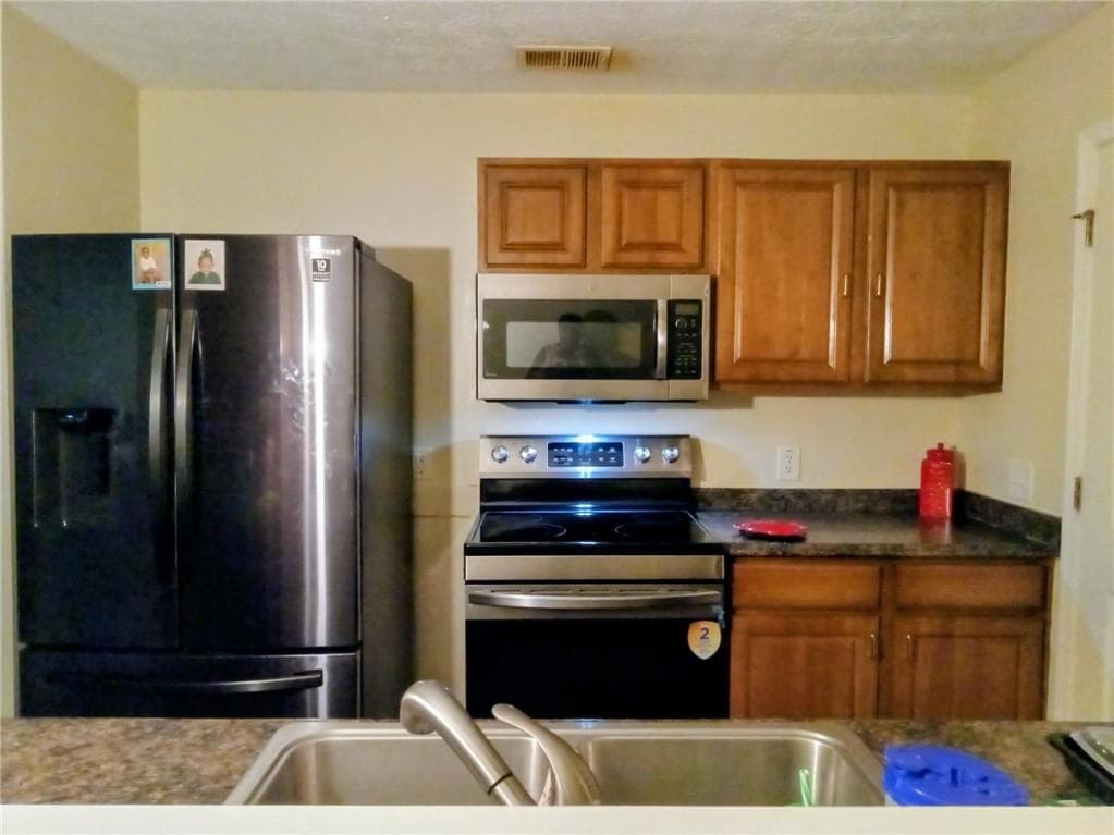 3 bedroom, 2 bathroom, 1,232 sq ft condominium for sale at 2102 Fairington Club Drive, Lithonia, GA 30038 — photo 6