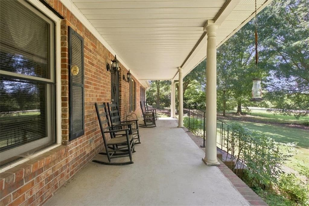 3 bedroom, 2 bathroom, 1,711 sq ft single family residence under contract at 7397 Cave Spring Road, Cave Spring, GA 30124 — photo 5