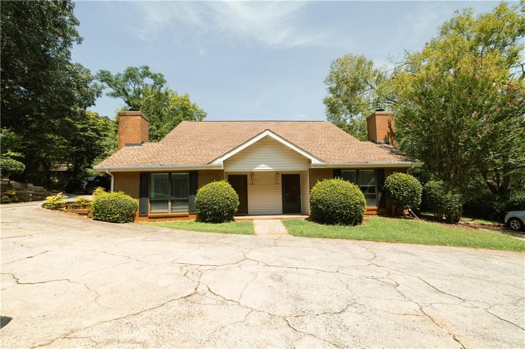 2 bedroom, 2 bathroom, 1,739 sq ft duplex for rent at 1256 Minhinette Drive, Roswell, GA 30075 for $2,500 a month — photo 1 of 44