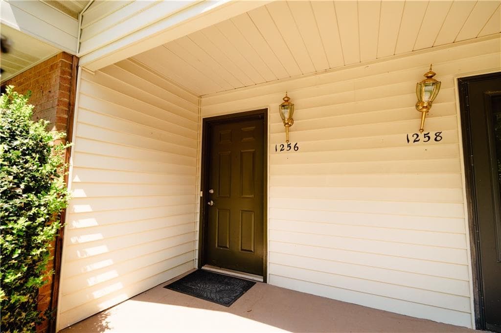 2 bedroom, 2 bathroom, 1,739 sq ft duplex for rent at 1256 Minhinette Drive, Roswell, GA 30075 for $2,500 a month — photo 2