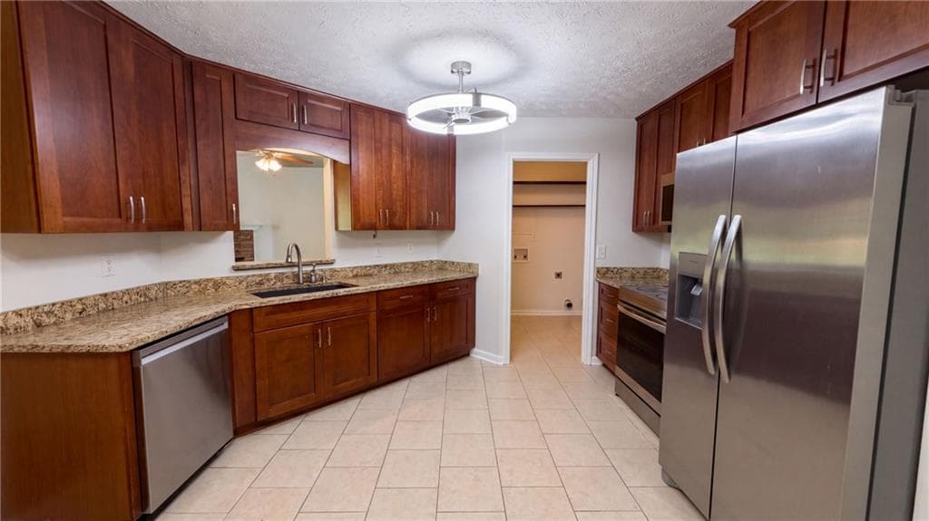 3 bedroom, 2 bathroom, 1,922 sq ft single family residence for sale at 567 Deadwood Trail, Locust Grove, GA 30248 — photo 2