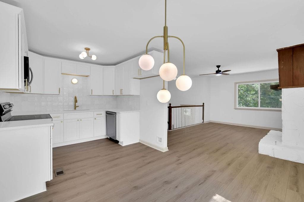 4 bedroom, 2 bathroom, 1,376 sq ft single family residence for sale at 1971 Pair Rd SW, Marietta, GA 30008 — photo 3