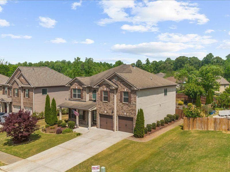 4 bedroom, 3 bathroom, 3,318 sq ft single family residence for sale at 5680 Banner Boulevard, Cumming, GA 30028 — photo 3