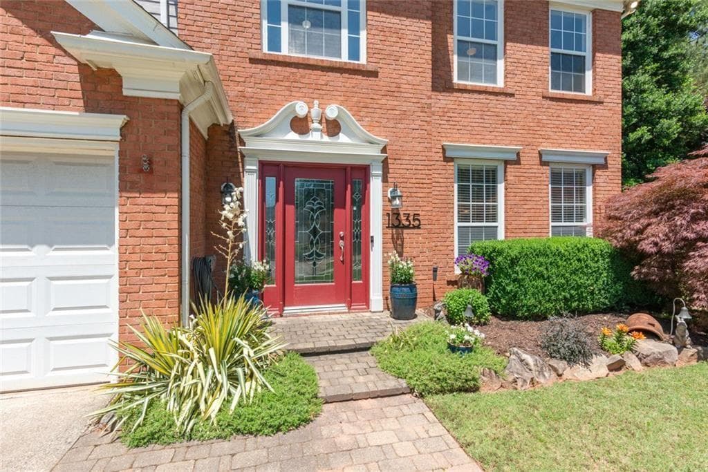 4 bedroom, 3 bathroom, 2,284 sq ft single family residence for sale at 1335 Lyndhurst Way, Roswell, GA 30075 — photo 2