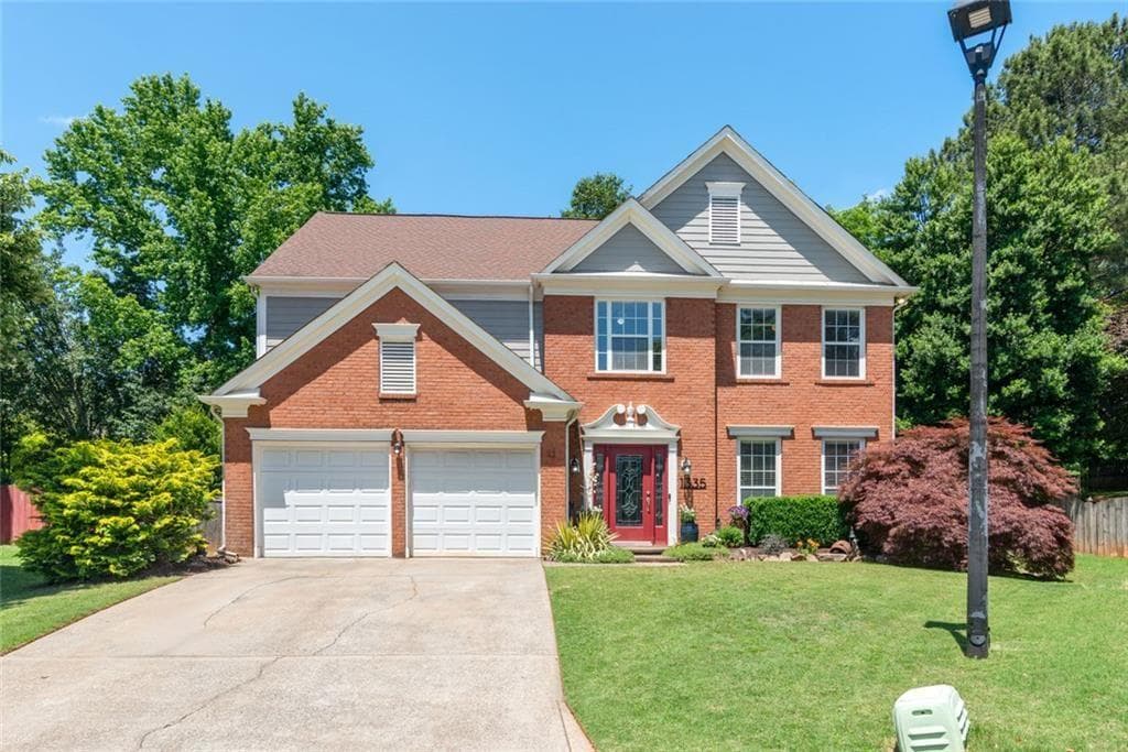 4 bedroom, 3 bathroom, 2,284 sq ft single family residence for sale at 1335 Lyndhurst Way, Roswell, GA 30075 — photo 3