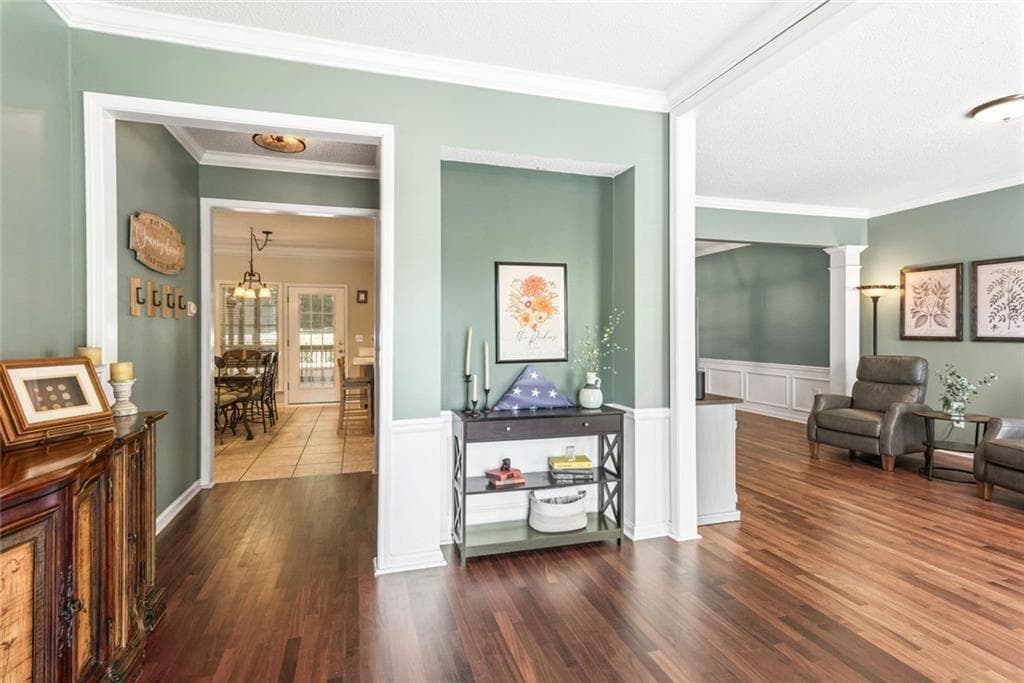 4 bedroom, 3 bathroom, 2,284 sq ft single family residence for sale at 1335 Lyndhurst Way, Roswell, GA 30075 — photo 4