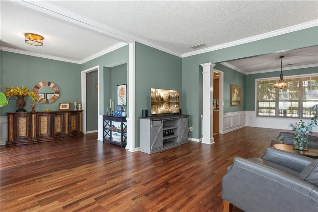 4 bedroom, 3 bathroom, 2,284 sq ft single family residence for sale at 1335 Lyndhurst Way, Roswell, GA 30075 — photo 7