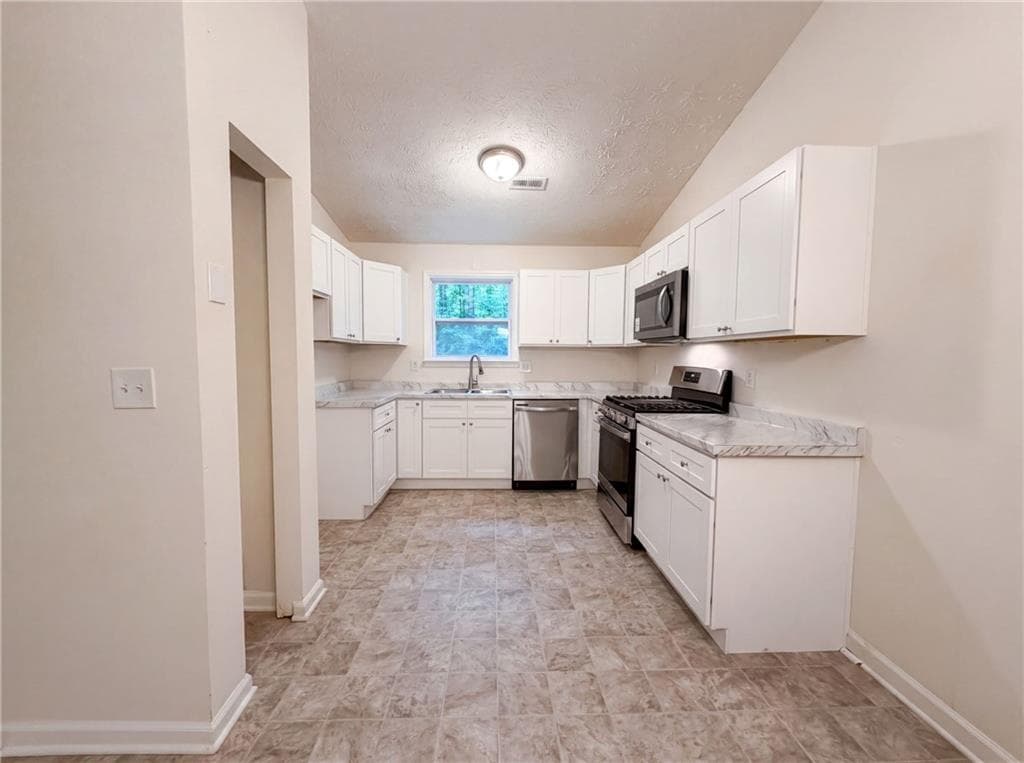 3 bedroom, 2 bathroom, 1,590 sq ft single family residence for sale at 670 Marsh Court, Jonesboro, GA 30238 — photo 2