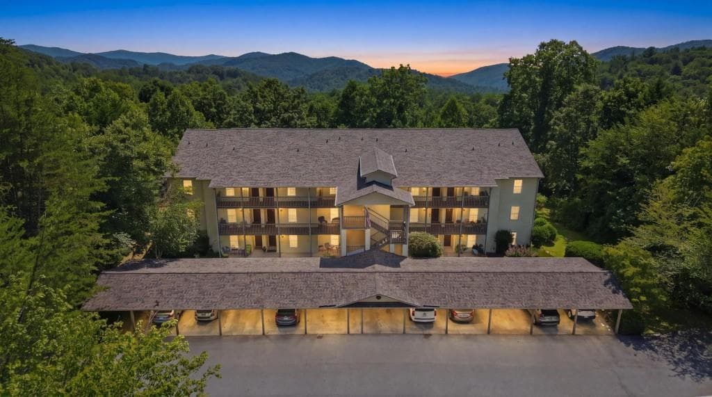 3 bedroom, 3 bathroom, 2,052 sq ft condominium for sale at 300 Ginger Creek  #307, Clayton, GA 30525