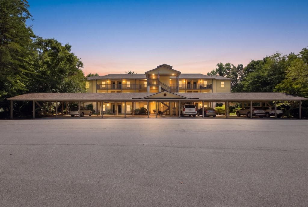 3 bedroom, 3 bathroom, 2,052 sq ft condominium for sale at 300 Ginger Creek  #307, Clayton, GA 30525 — photo 4