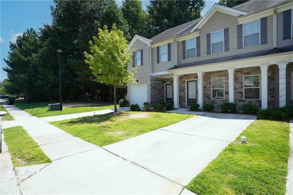 3 bedroom, 3 bathroom, 1,634 sq ft townhouse under contract at 1565 Iris Walk, Jonesboro, GA 30238