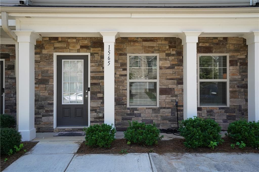 3 bedroom, 3 bathroom, 1,634 sq ft townhouse under contract at 1565 Iris Walk, Jonesboro, GA 30238 — photo 2