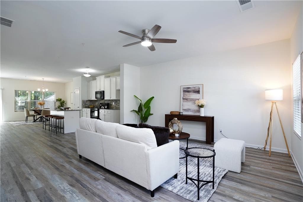 3 bedroom, 3 bathroom, 1,634 sq ft townhouse under contract at 1565 Iris Walk, Jonesboro, GA 30238 — photo 3