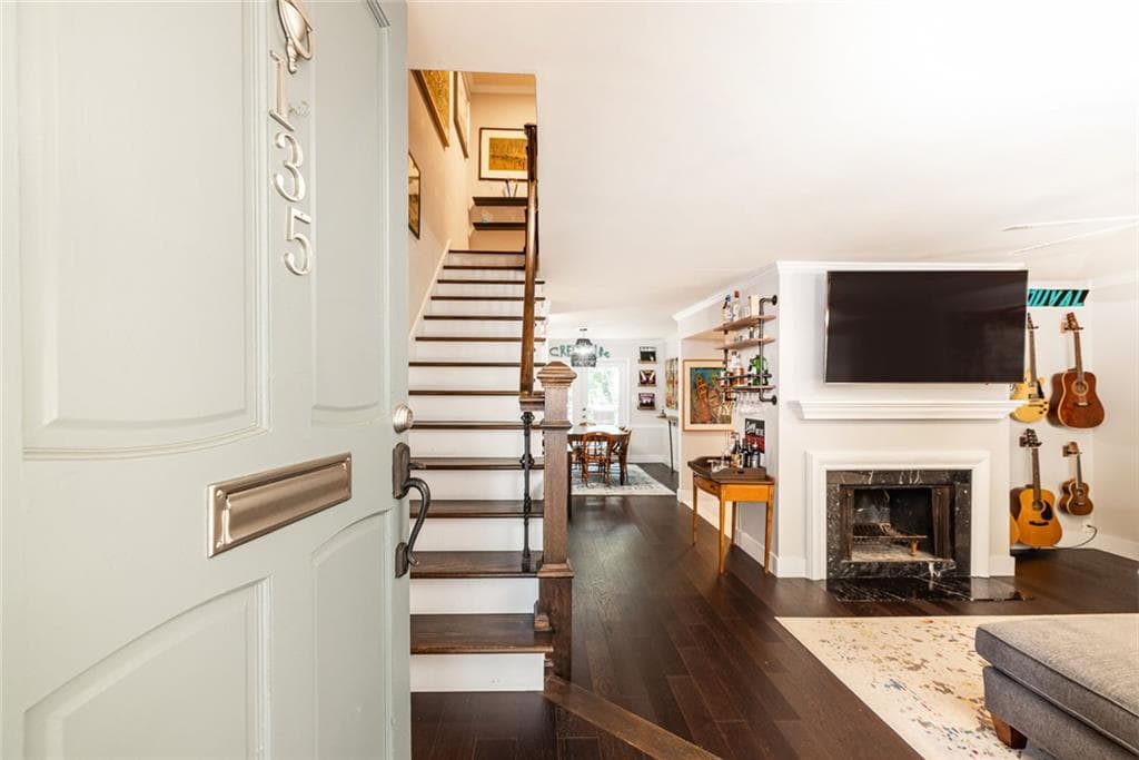 3 bedroom, 3 bathroom, 1,899 sq ft townhouse for sale at 135 Woodmere Square, Atlanta, GA 30327