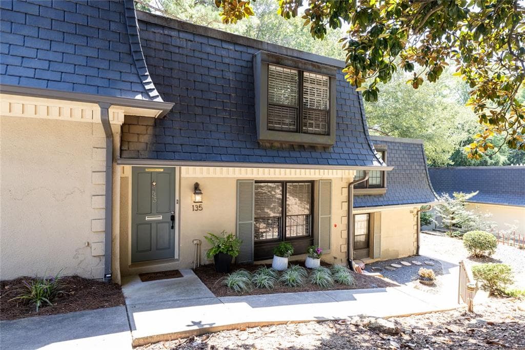 3 bedroom, 3 bathroom, 1,899 sq ft townhouse for sale at 135 Woodmere Square, Atlanta, GA 30327 — photo 2