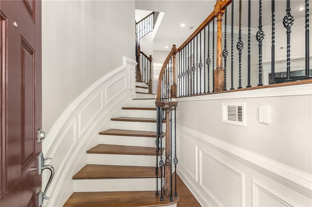 3 bedroom, 4 bathroom, 1,924 sq ft townhouse for rent at 1035 E Paces Lane, Atlanta, GA 30326 for $3,800 a month — photo 2
