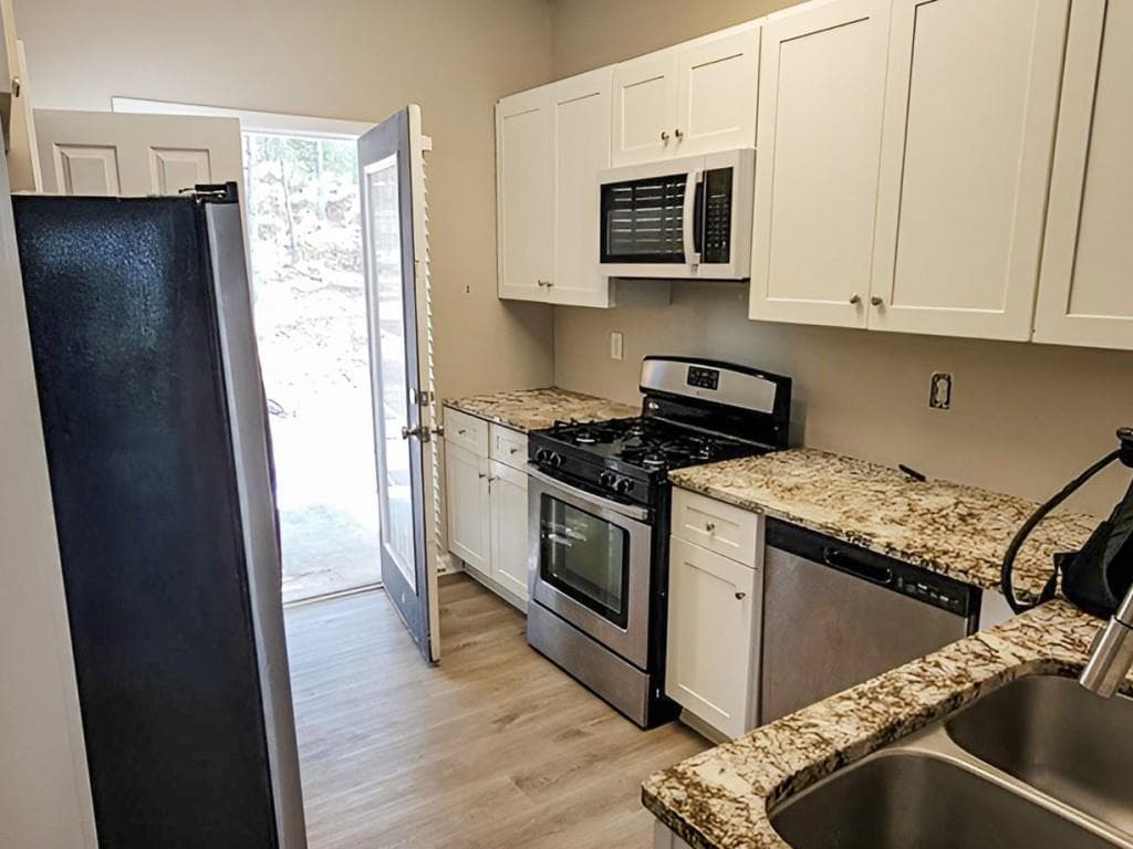 2 bedroom, 3 bathroom, 1,384 sq ft townhouse under contract at 165 Riverstone Commons Circle, Canton, GA 30114 — photo 2