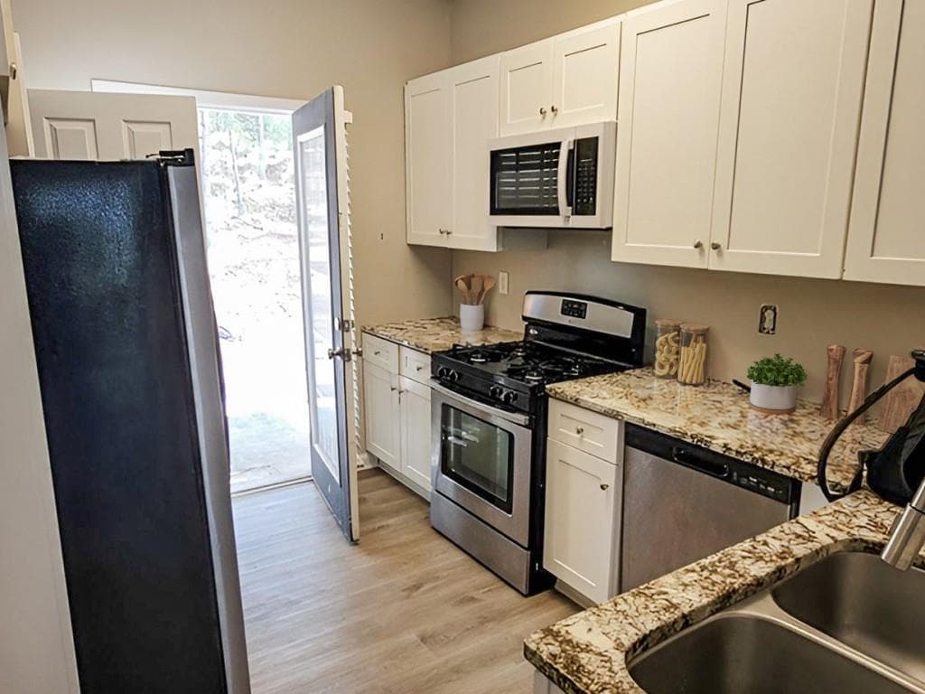 2 bedroom, 3 bathroom, 1,384 sq ft townhouse under contract at 165 Riverstone Commons Circle, Canton, GA 30114 — photo 3