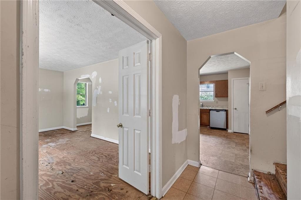 3 bedroom, 3 bathroom, 1,565 sq ft single family residence under contract at 6077 Cherokee Valley Lane, Lithonia, GA 30058 — photo 3