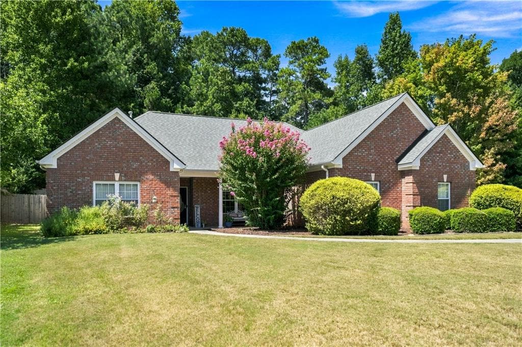 3 bedroom, 2 bathroom, 1,831 sq ft single family residence for sale at 5995 Cedar Lake Trail, Loganville, GA 30052 — photo 3