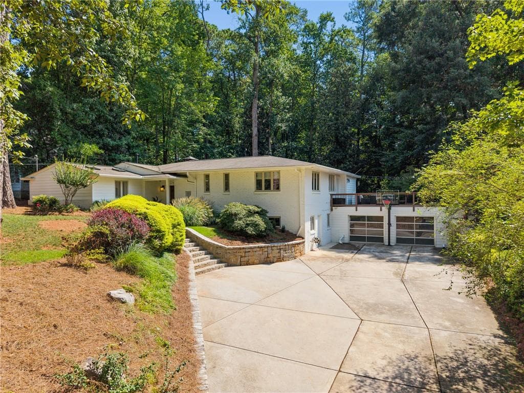 3 bedroom, 3 bathroom, 3,004 sq ft single family residence for sale at 4091 Peachtree Dunwoody Road, Atlanta, GA 30342 — photo 1 of 60