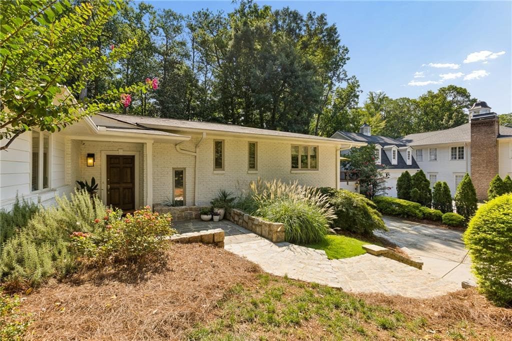3 bedroom, 3 bathroom, 3,004 sq ft single family residence for sale at 4091 Peachtree Dunwoody Road, Atlanta, GA 30342 — photo 2