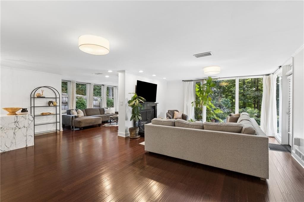 3 bedroom, 3 bathroom, 3,004 sq ft single family residence for sale at 4091 Peachtree Dunwoody Road, Atlanta, GA 30342 — photo 4