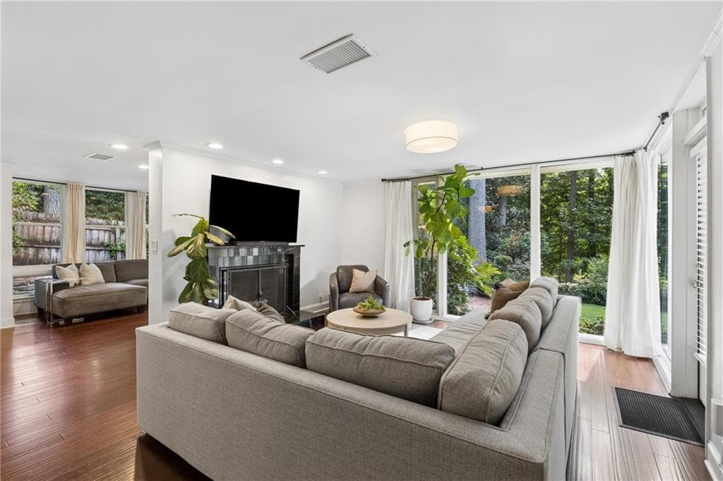 3 bedroom, 3 bathroom, 3,004 sq ft single family residence for sale at 4091 Peachtree Dunwoody Road, Atlanta, GA 30342 — photo 5