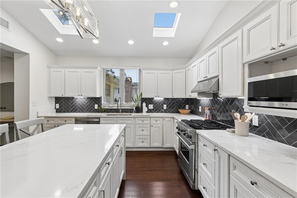 3 bedroom, 3 bathroom, 3,004 sq ft single family residence for sale at 4091 Peachtree Dunwoody Road, Atlanta, GA 30342 — photo 10
