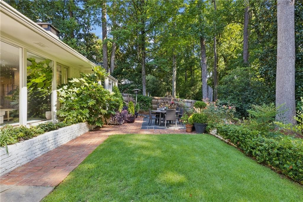 3 bedroom, 3 bathroom, 3,004 sq ft single family residence for sale at 4091 Peachtree Dunwoody Road, Atlanta, GA 30342 — photo 3